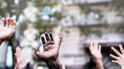 Беспорядки после убийства детей вспыхнули в Британии