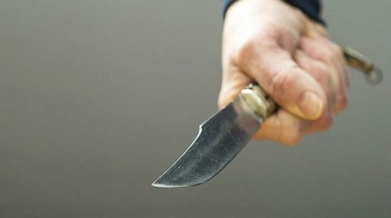 Қонаевта ер адам автобуста жолаушыға пышақ сұғып алды