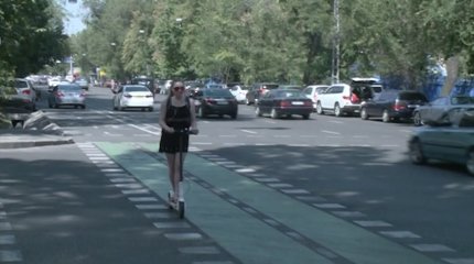 Алматыда самокат мінген екі қыз 52 жастағы әйелді қағып кеткен