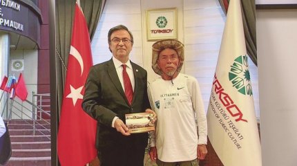 74 жастағы ақсақал әлемді жаяу араламақ