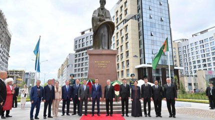 Памятник Махтумкули открыли в Астане