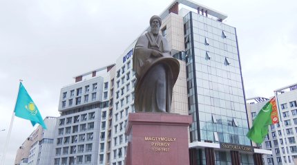 Ашимбаев и Бердымухамедов открыли памятник туркменскому поэту Махтумкули Фраги