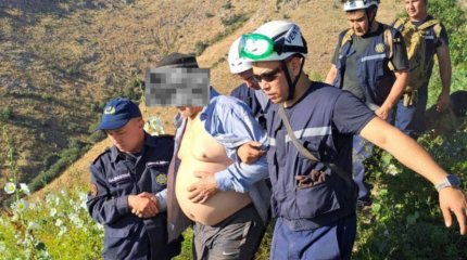 66-летнего туриста спустили с гор спасатели в Туркестанской области