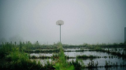 Паводки: мешкотару начали убирать на берегу реки Жайык в Атырау