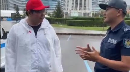 Гостья из Китая выразила благодарность сотруднику туристской полиции