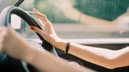 Түркістан облысында полицейдің саусағын сындырып, үйіне алып кеткен әйел 3 жылға сотталды
