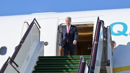 Токаев прибыл в Азербайджан для участия в неформальном саммите Организации тюркских государств