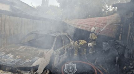 Алматы облысында тұрғын үй мен аулада тұрған көлік отқа оранды