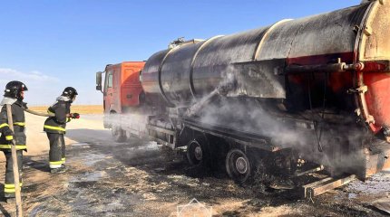 Груженный нефтью грузовик загорелся на трассе в Жанаозене