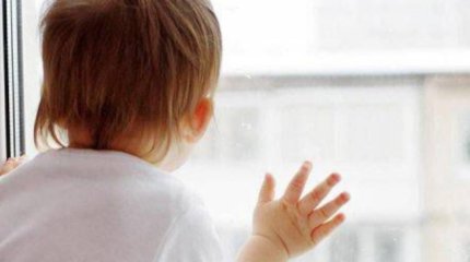 Без присмотра: ребенок выпал из окна жилого дома в Костанае