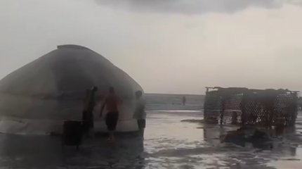 Женщина из России погибла после удара молнии на пляже в ЗКО