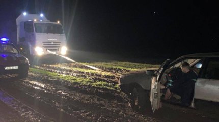 Десятки человек застряли в грязи после сильного дождя в Костанайской области