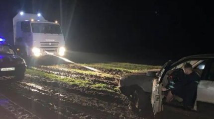 Қостанай облысында 20 турист мінген көліктер балшыққа батып қалған