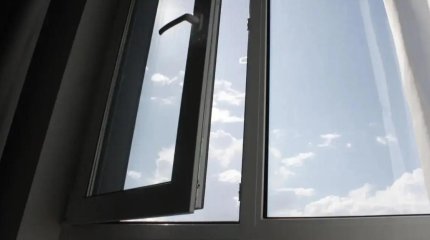 Оралда бір күнде екі бала көп қабатты үйдің терезесінен құлап кетті