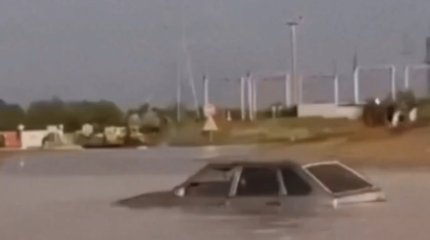 Затопленные улицы, тонущие автомобили и сорванные крыши: акимат Семея извинился за последствия непогоды
