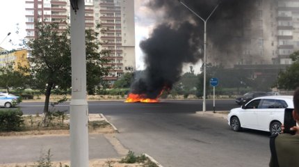 Авто сгорело на проезжей части в Актау: женщина получила ожоги