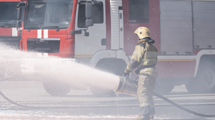 Ақтауда жолда көлік өртеніп, әйел адамды күйік шалды