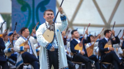 Гала-концерт в честь Дня домбры организовали активисты «Жастар Рухы» в Астане