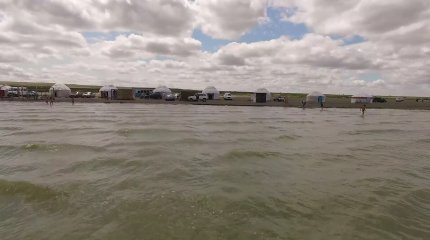 Россиянка мгновенно погибла от удара молнии на пляже в ЗКО