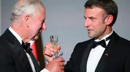 После ужина с омарами для короля Карла III Макрона призвали экономить на гостях