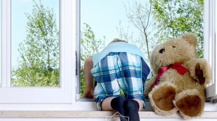 Двухлетний ребенок выпал из окна 9 этажа и выжил