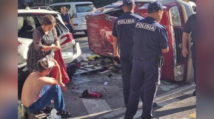 Алматыда күзет қызметі автобусы жеңіл көлікпен соқтығысты