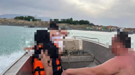 Четверо туристов на катамаране едва не утонули в Алаколе