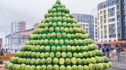 Горы арбузов и дынь привезли на столичную ярмарку из Таджикистана