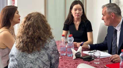 Глава FlyArystan встретился с мамой 12-летней оставшейся в аэропорту девочки