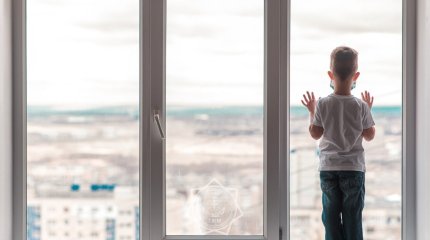 Астанада алты жасар бала төртінші қабаттың терезесінен құлады