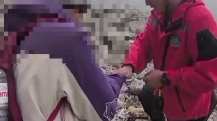 «Өзін нашар сезінген»: құтқарушылар таудан туристердің түсуіне көмектесті