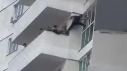 Астанада ер адам өртеніп жатқан пәтердің терезесінен ішке кіріп, 15 жасар қызды құтқарып қалды