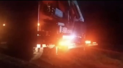 «Скорую» с пациентом пришлось вытаскивать из грязи в Актобе