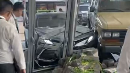 Легковушка протаранила автосалон в Алматы