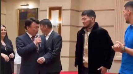 Димаш Құдайбергеннің ата-анасы Нұрбек Оралбайға тон кигізді