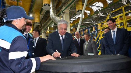 Токаев посетил предприятие по производству шин
