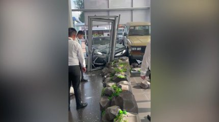 Алматыда рөлді игере алмай қалған жүргізуші автосалонға соғып, аяғы ауыр әйел шошынып қалды