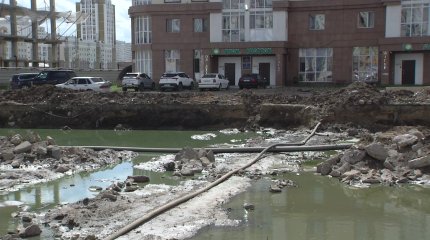 Вонь на всю улицу: астанчане страдают от канализационного потопа, который устроила компания при строительстве дороги