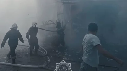 Атыраулық өрт сөндірушілер қоймадағы өртті сөндірді