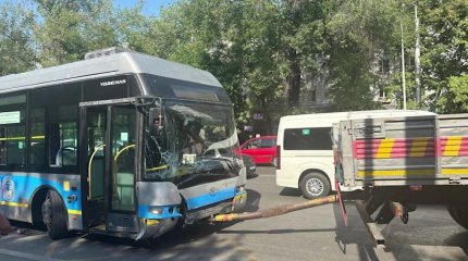 Троллейбус жүргізушісі рөлді басқара алмай, аялдамаға соқты