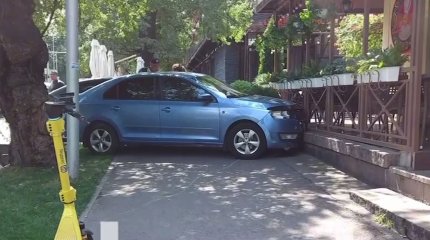 Алматыда екі көлік соғысып, жолаушы мен жүргізуші ауыр жарақат алды