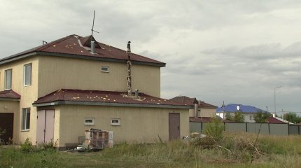 Қалың бұршақ жауып, үйлердің шатырын тесіп кеткен