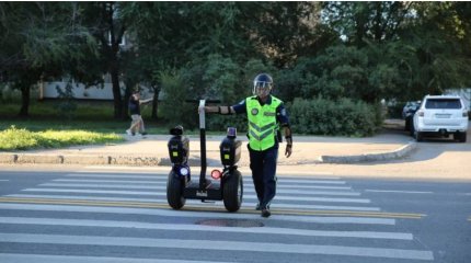 Полицейские патрулируют улицы Усть-Каменогорска на гироскутерах