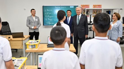 Касым-Жомарт Токаев подарил собственную книгу «Слово об отце» и школьный автобус ученикам гимназии Косшы
