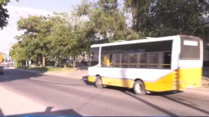 Шымкентте мас ер адам автобус жүргізушісін ұрып, салдарынан бір жолаушы қаза тапты