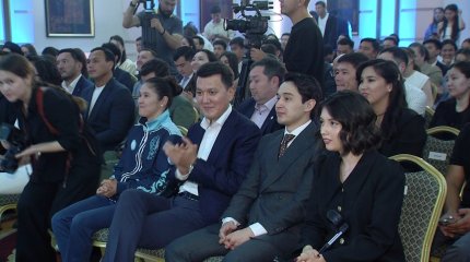 Лауреатов молодежной премии «Jas Kenes Syilygy» торжественно наградили в Астане