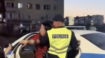 Две семейчанки матерились и кидались на полицейских