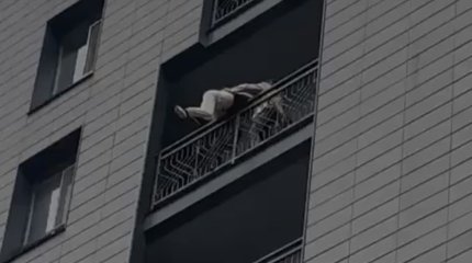 Уже отпустила руку: астанчанку спасли от падения с восьмого этажа (ВИДЕО)