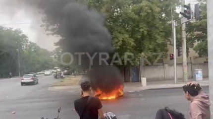 Два мотоциклиста столкнулись и устроили пожар в центре Шымкента
