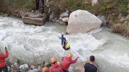 Четверых туристов пришлось переправлять через бурную реку в горах Алматы
